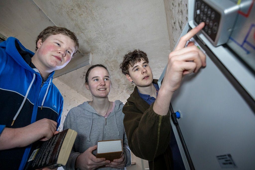 Μια ομάδα επισκεπτών που προσπαθούν να βρουν ένα στοιχείο κατά τη διάρκεια του The Cell Escape Room.