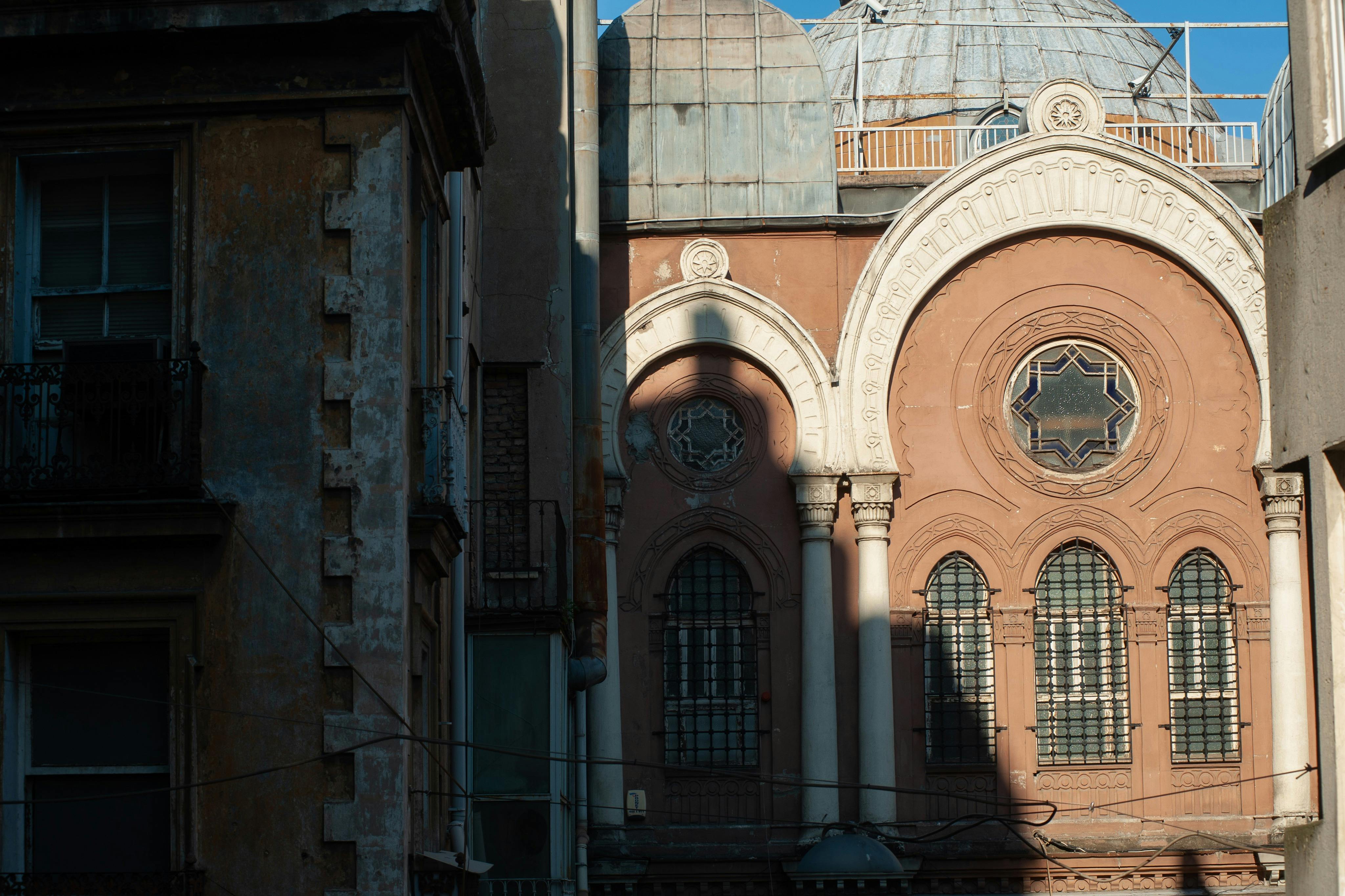 Πιο προσεκτική ματιά στη συναγωγή