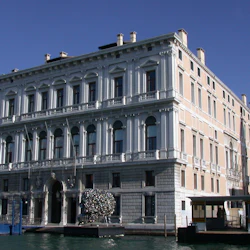 fasad av palazzo grassi