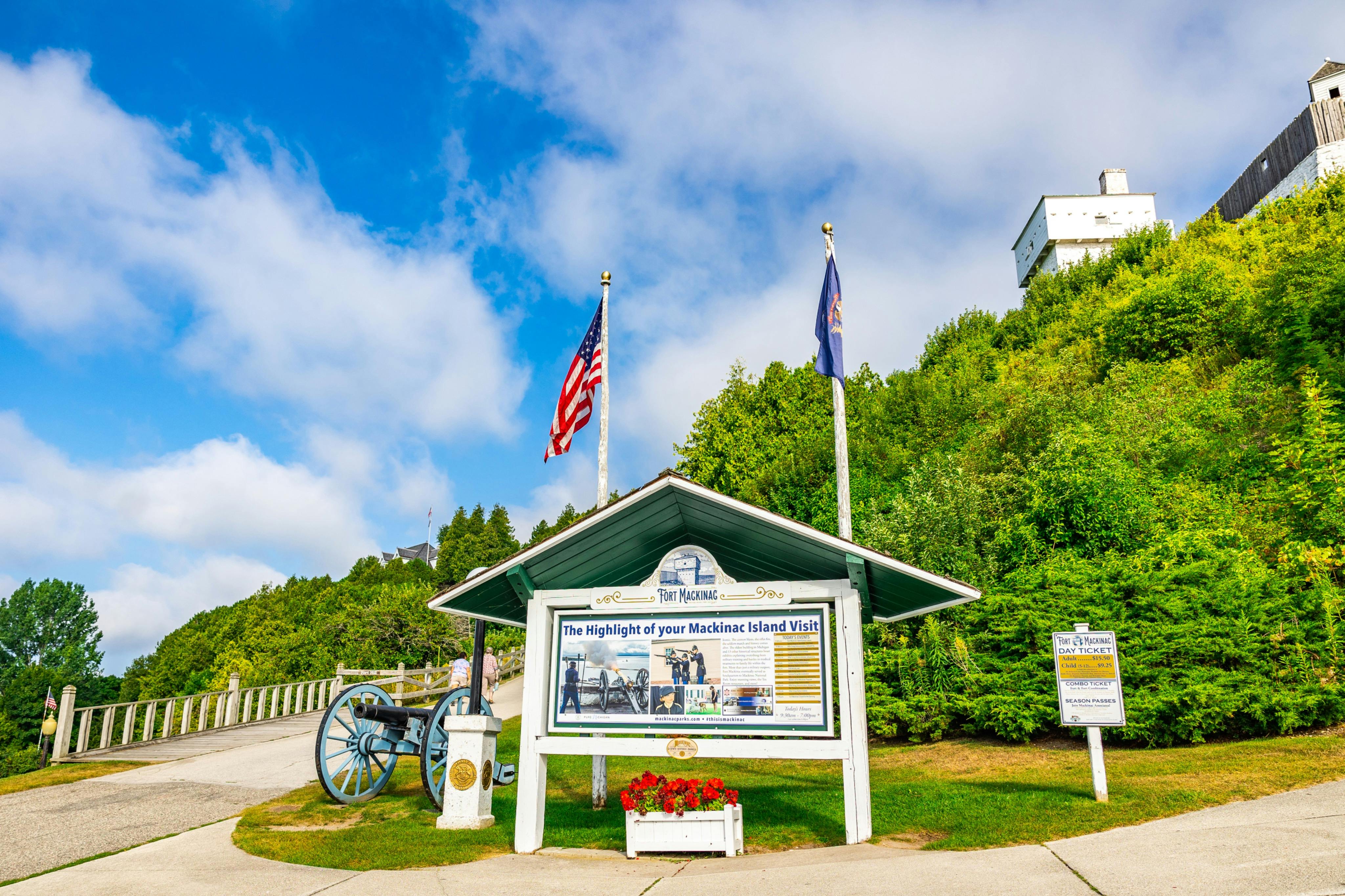 Lo storico ingresso South Sally di Fort Mackinac.