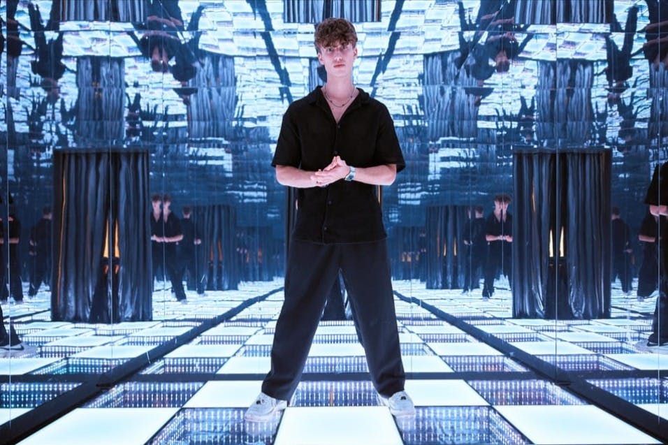 Balla sotto un arcobaleno di luci all'Endless Dancefloor!