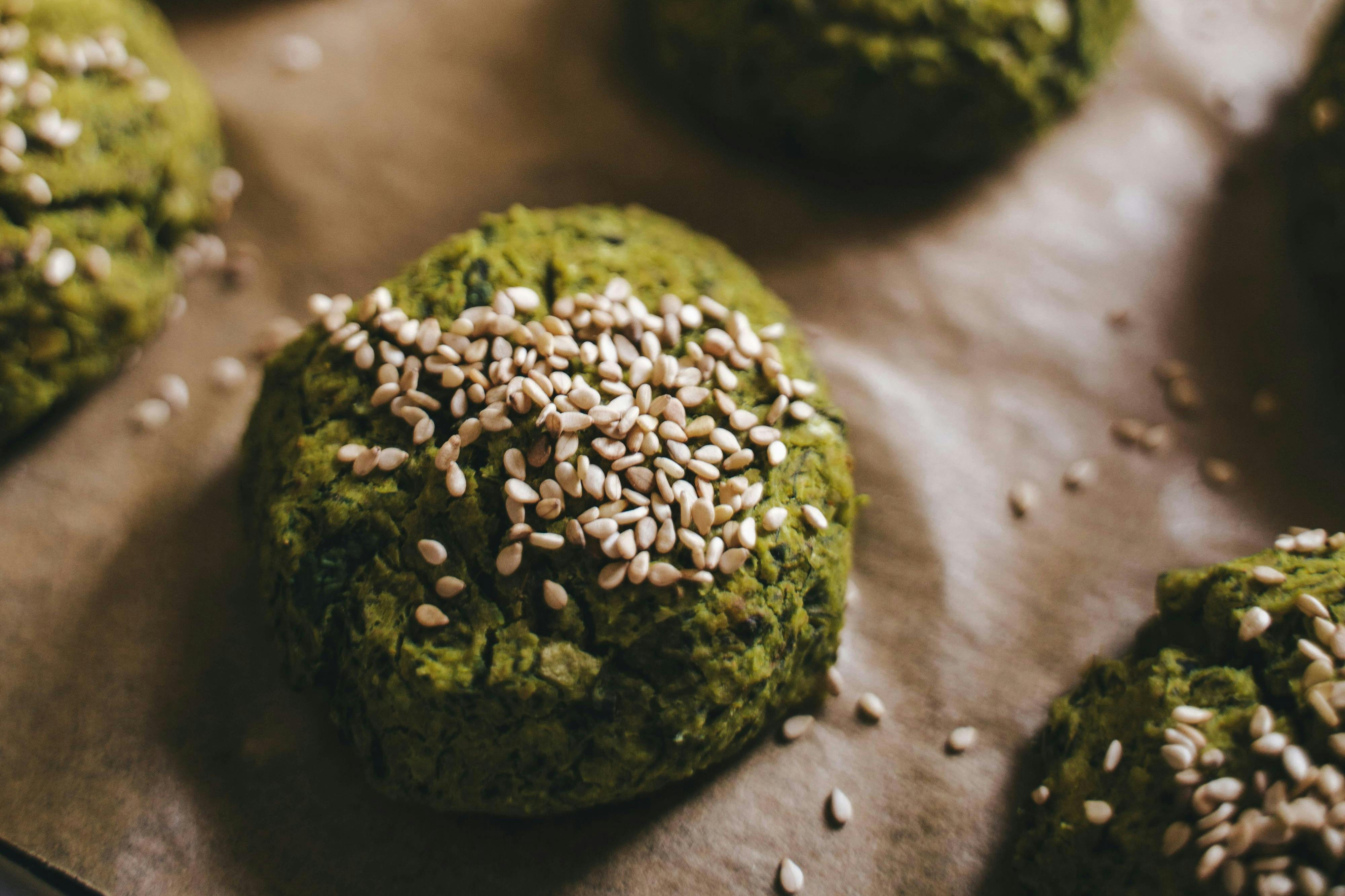 私たちのファラフェルは緑がかったジューシーな味わいです。 卵と混ぜると、タメヤオムレツのエガができます