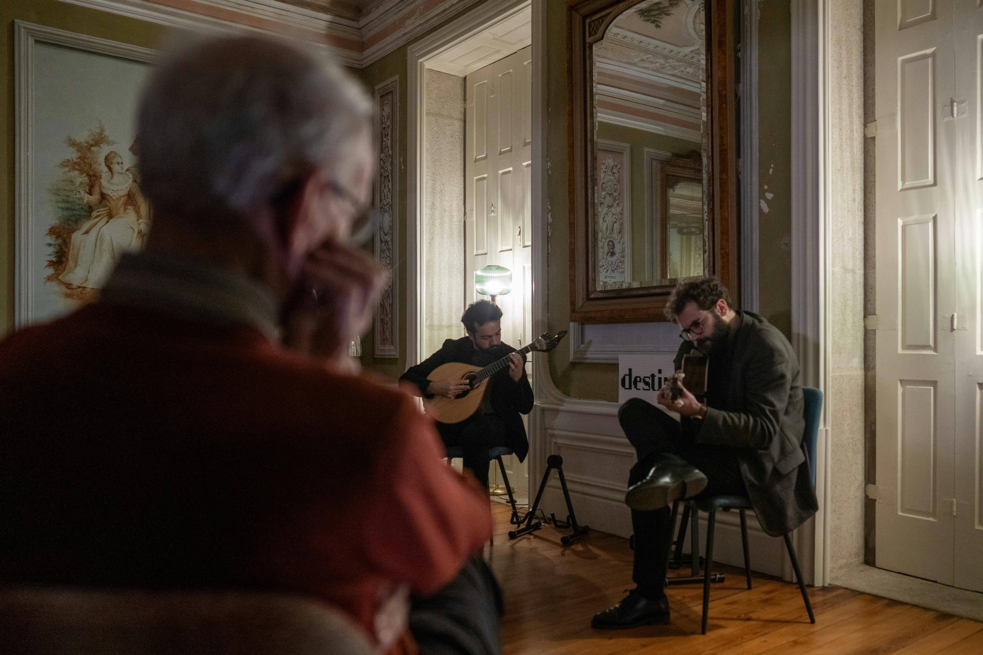 Appreciating the beautiful portuguese guitar!