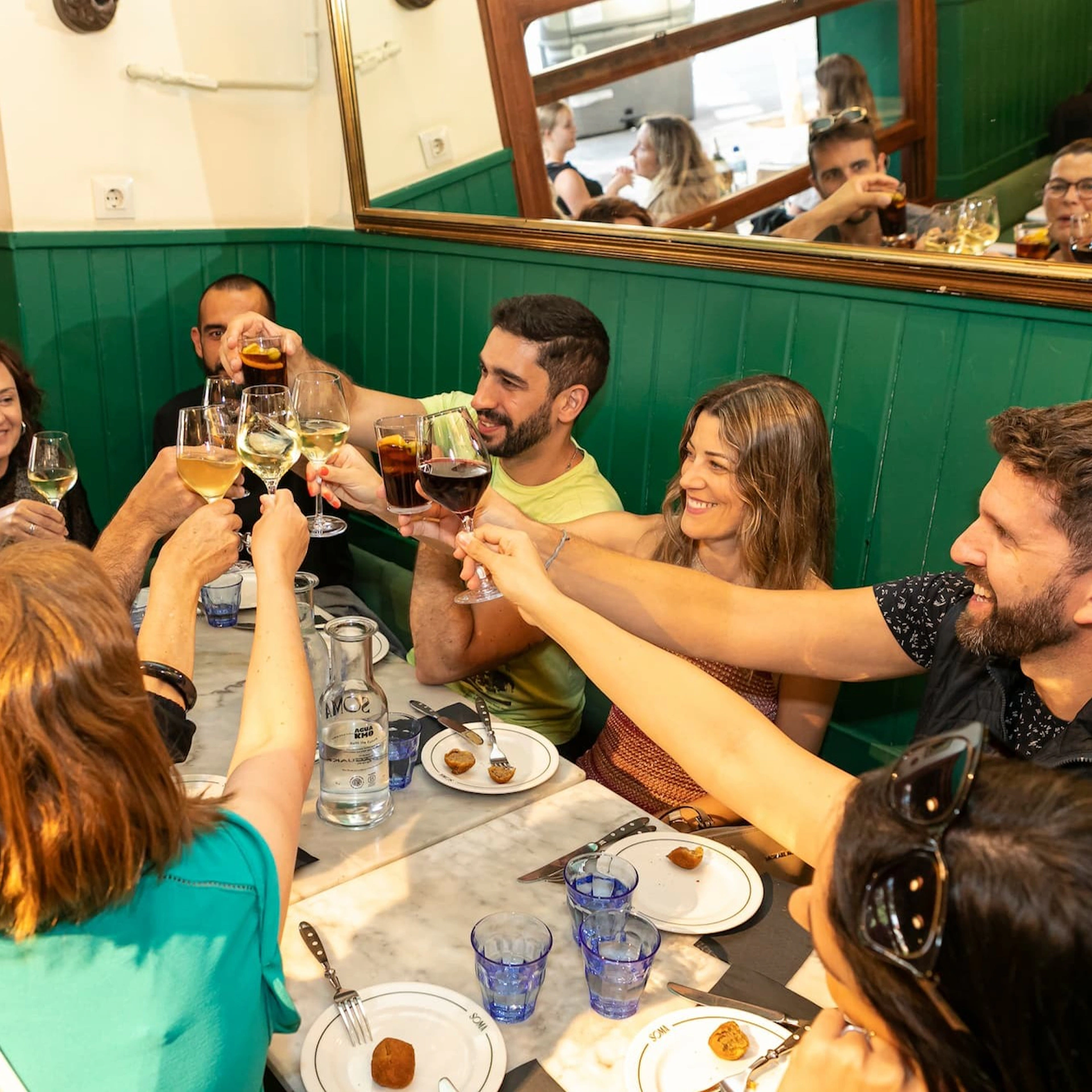 Barcelona: visita guiada a peu en grups reduïts + tapes i begudes