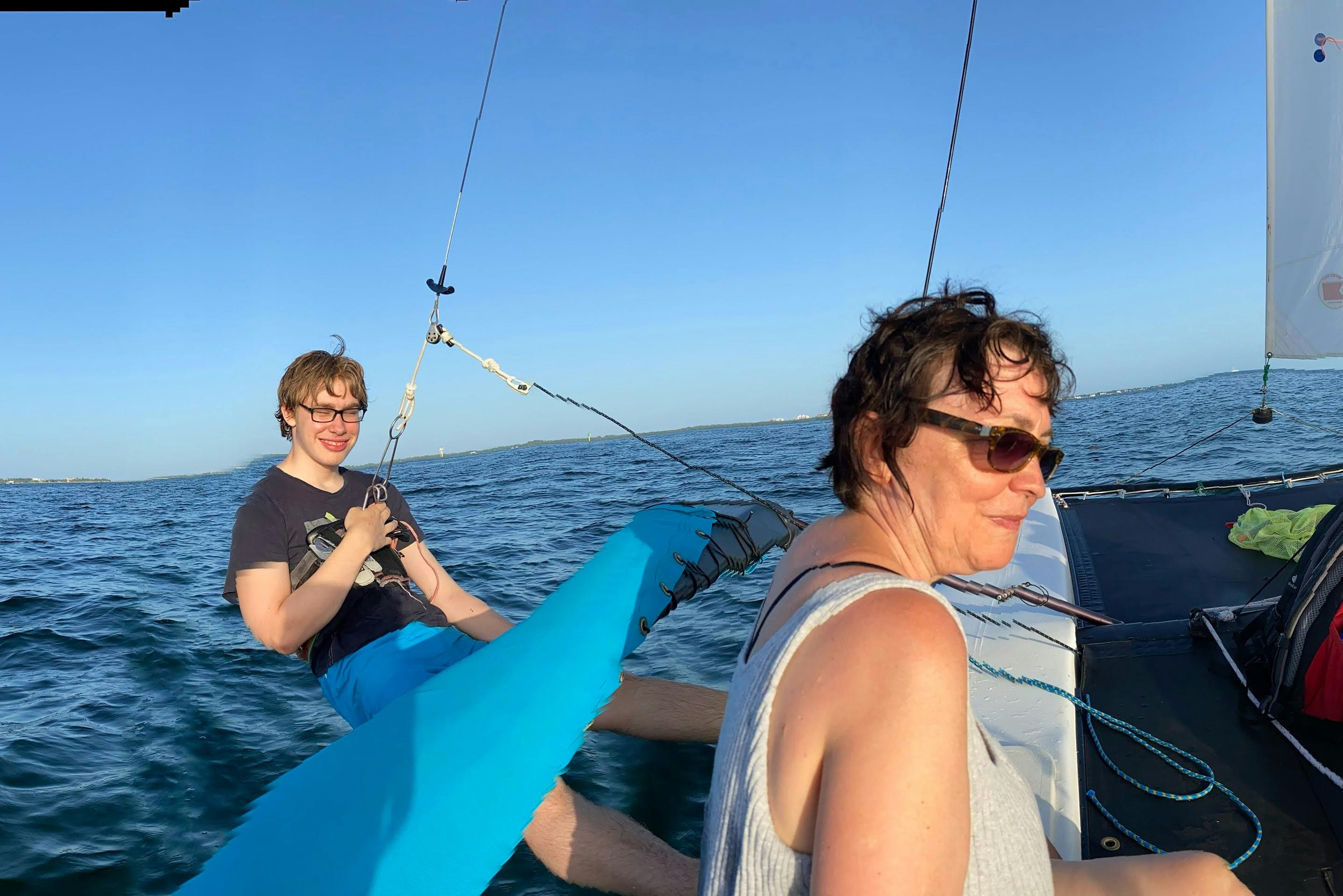 Dies ist eine aufregende Art zu segeln, denn man hängt an einem Seil, das am Mast des Bootes befestigt ist.