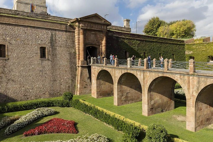 Barcelona Old Town & Montjuïc Tour: Castle Visit and Cable Car Ride