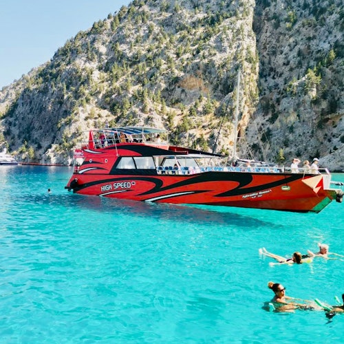 Rodas: Barco de alta velocidad a la isla de Symi con parada para nadar en la bahía de San Jorge