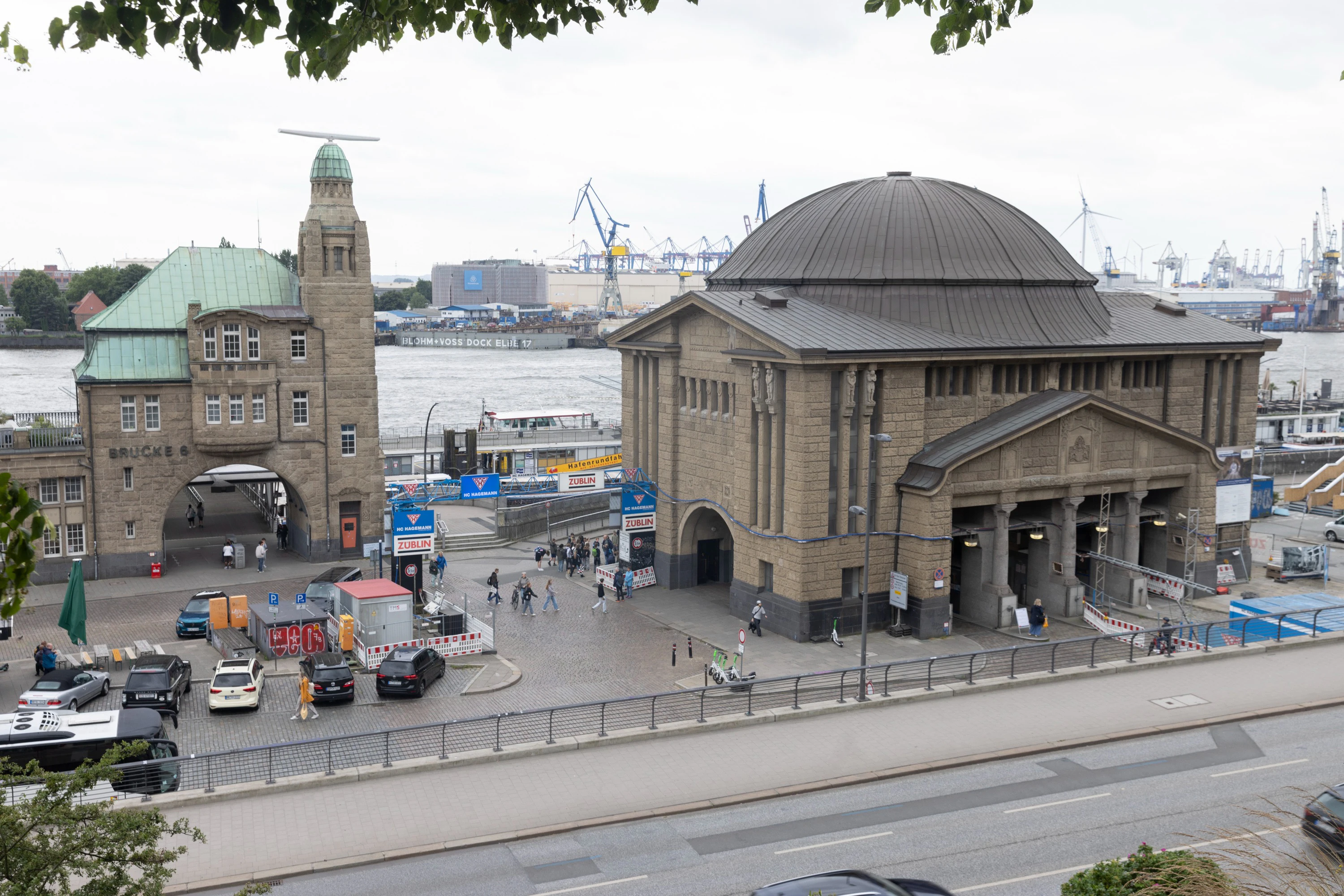 Hamburg: Riverfront Guided Walking Tour in German
