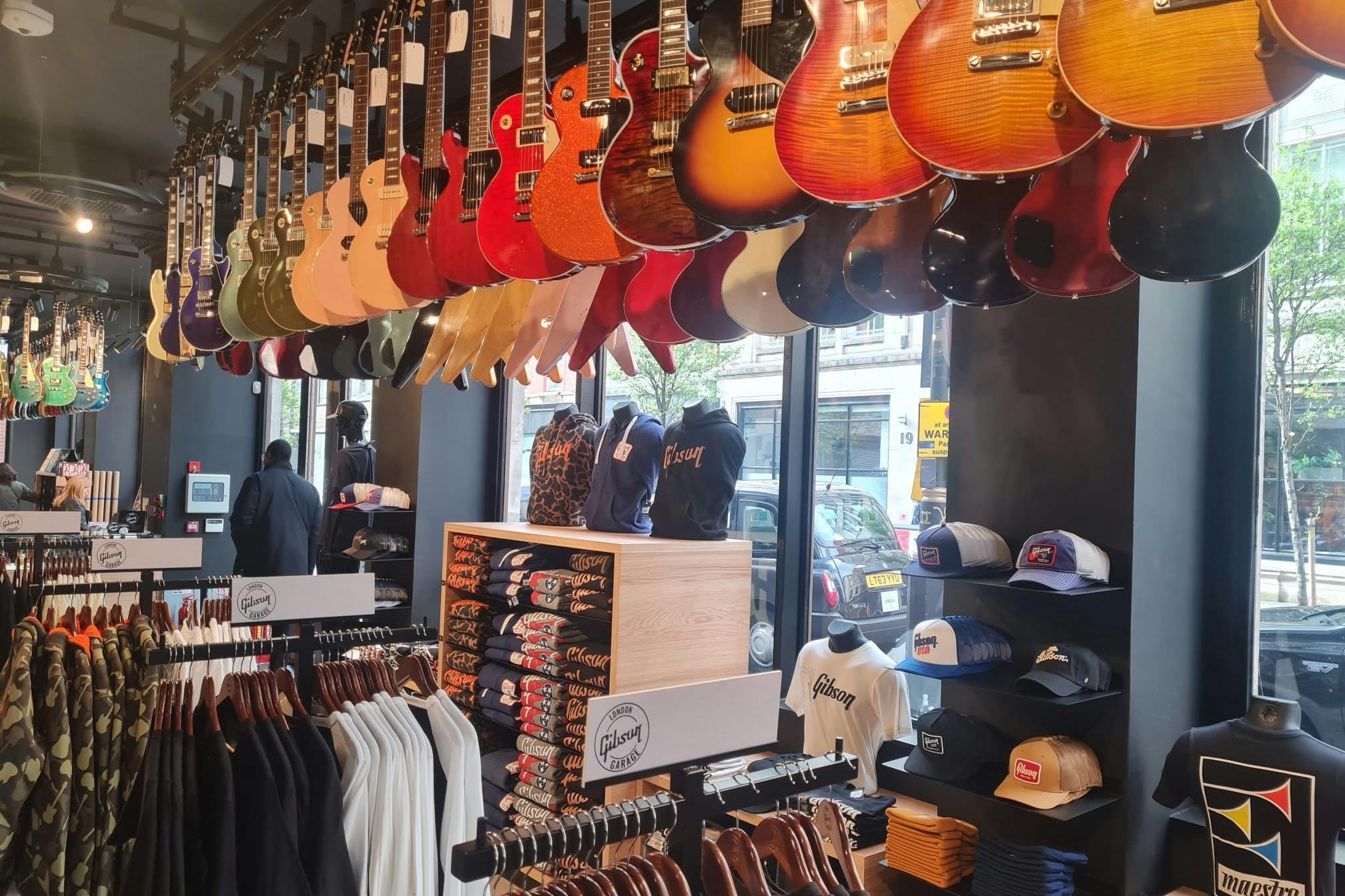 Κατάστημα με κιθάρες