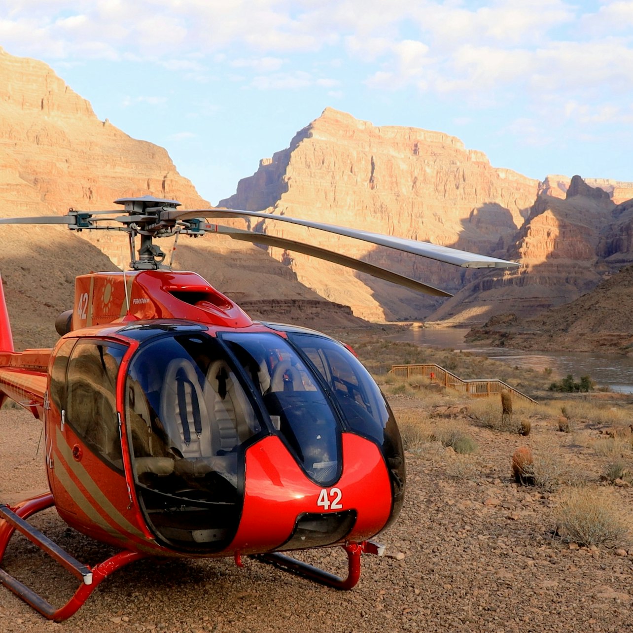 Grand Canyon Skywalk + voo de helicóptero + passeio de barco saindo de Las Vegas - Acomodações em Las Vegas, Nevada