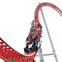 Folk åker en röd berg- och dalbana, nedför en brant bana med uttryck av spänning. Himlen är klar och strukturen är framträdande.