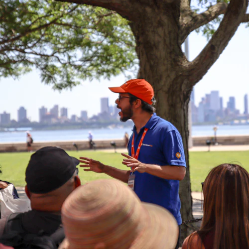 Estátua da Liberdade e Ilha Ellis: Visita guiada + bilhete de ida e volta de balsa - Photo 11