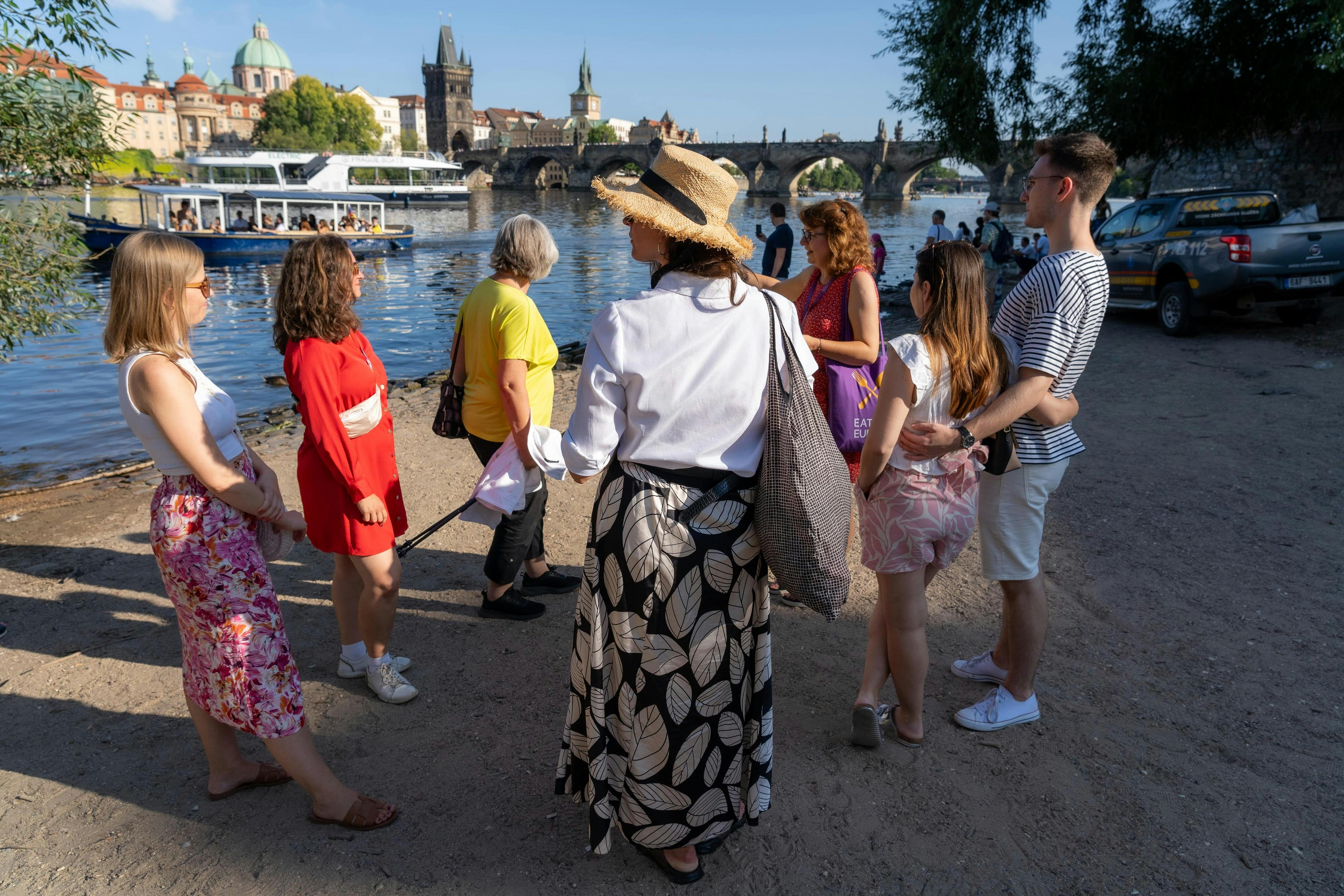 Dow στην όχθη του ποταμού