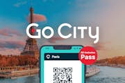 Paris-Pass auf einem Smartphone mit dem Eiffelturm im Hintergrund