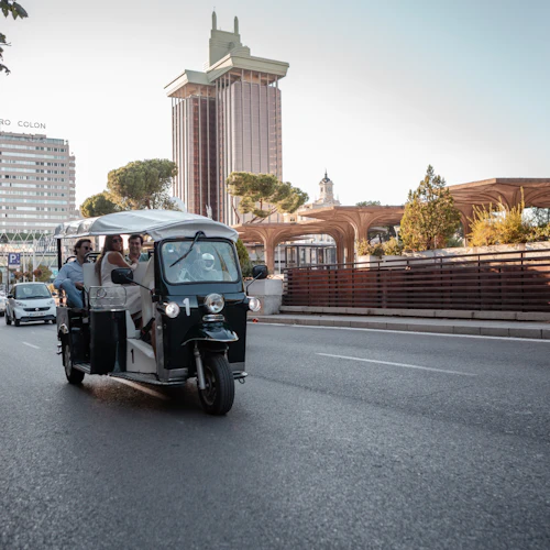 Madri: Passeio particular de 2 horas em Tuk Tuk elétrico - Photo 6