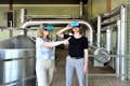 Los visitantes de la fábrica de cerveza descubren mediante gafas de RV cómo funciona el proceso de fermentación.