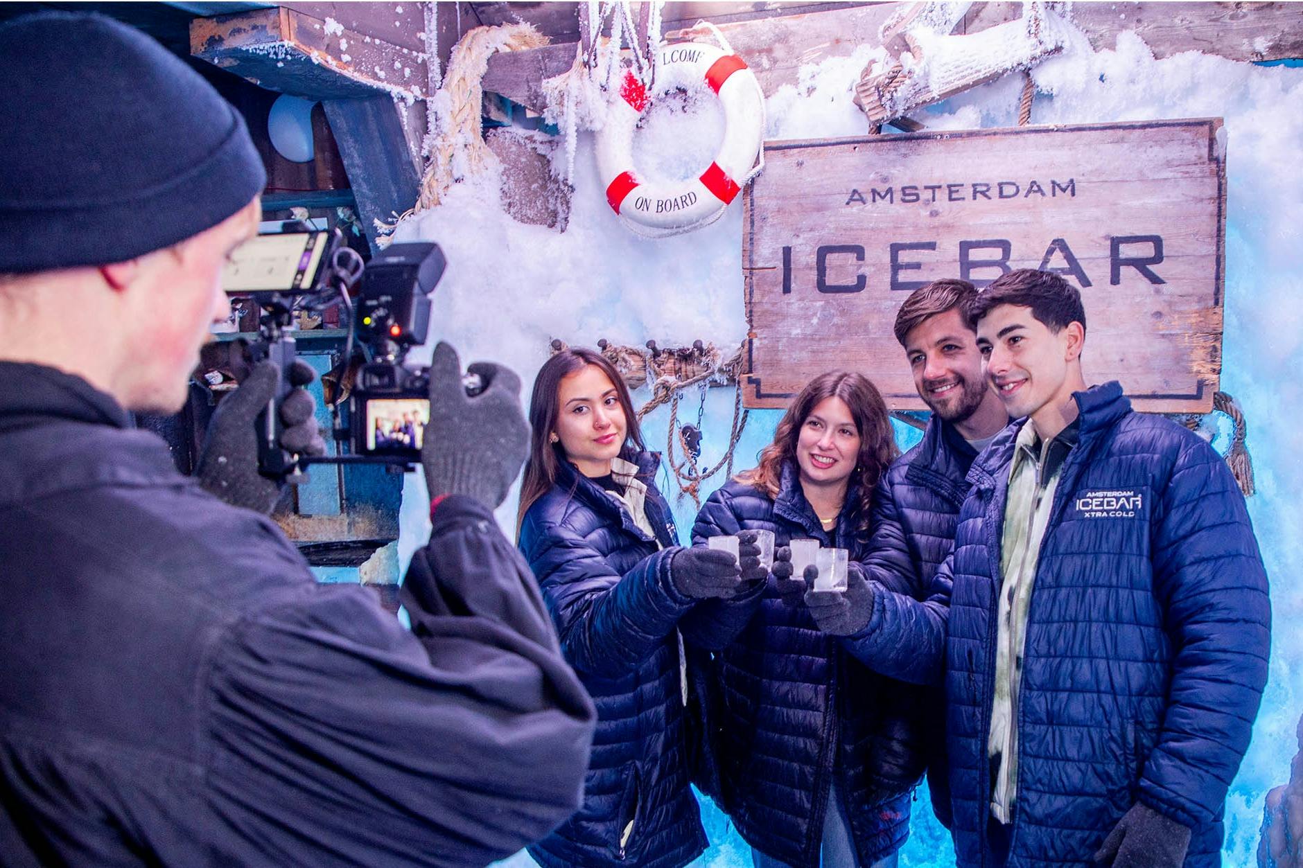 друзья аплодируют с замороженными стаканами