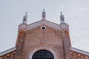 Fasáda baziliky sv. Jana a Pavla