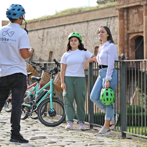 Barcelona: Passeio histórico de eBike - Photo 3