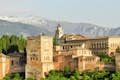 Gesamtansicht der Alhambra, von der aus man einen der Türme der Alcazaba und den Palast von Karl V. sehen kann.