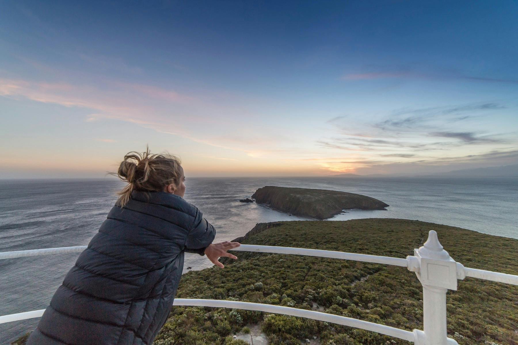Admirez la vue sur South Bruny depuis le sommet du phare de Cape Bruny.