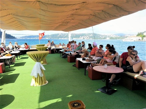 イスタンブール：ボスポラス海峡クルーズ2.5時間コースとアジアの海岸へのストップオーバー(即日発券)