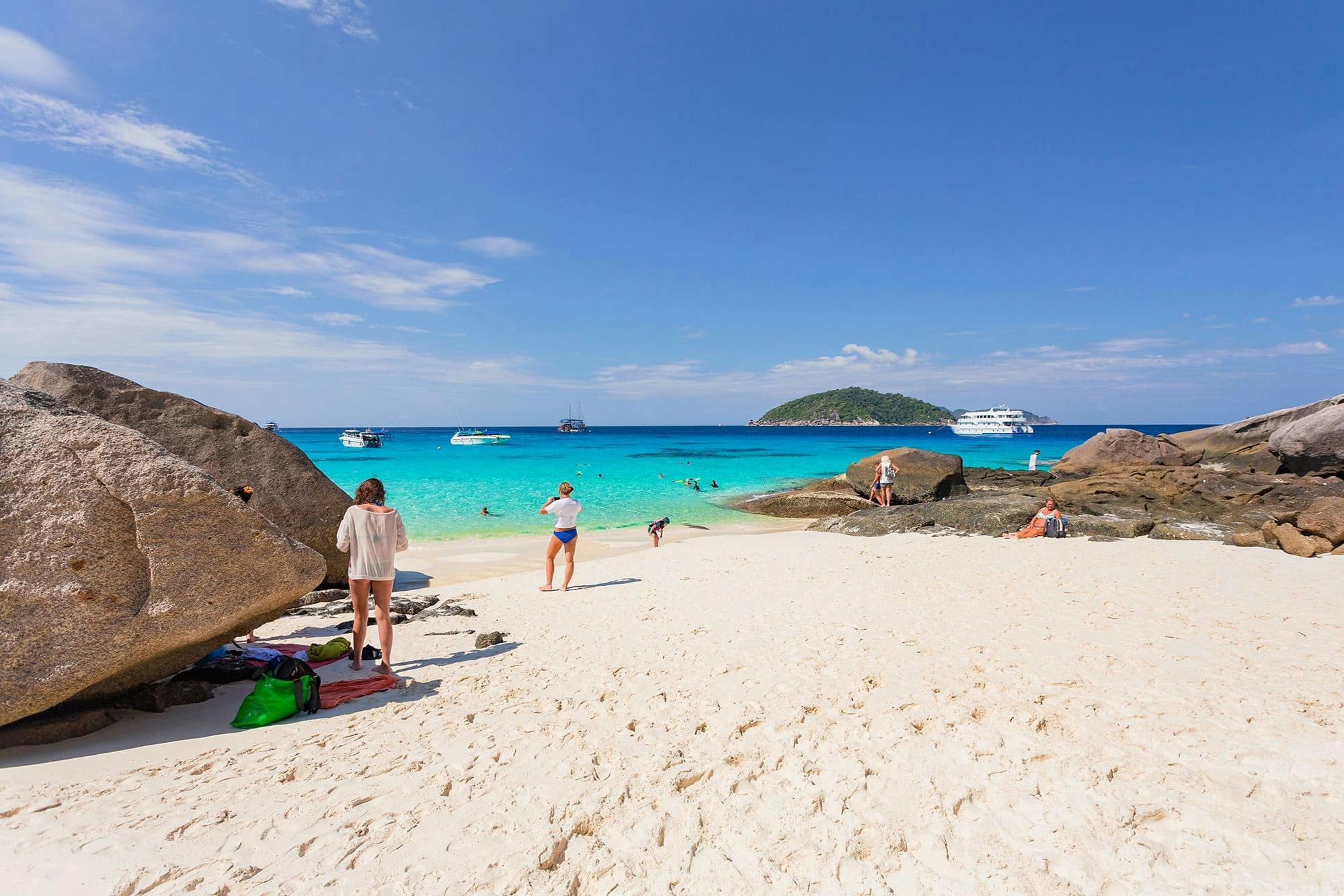 Χαλαρώστε σε μια εκπληκτική παραλία με λευκή άμμο, απολαμβάνοντας τον ήλιο και την ηρεμία.