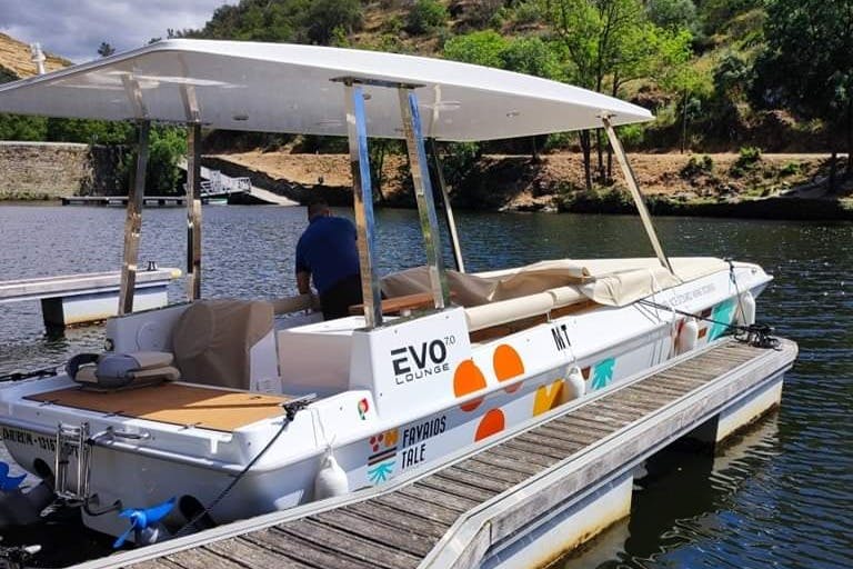 크루즈에서 사용하는 보트 유형 중 하나