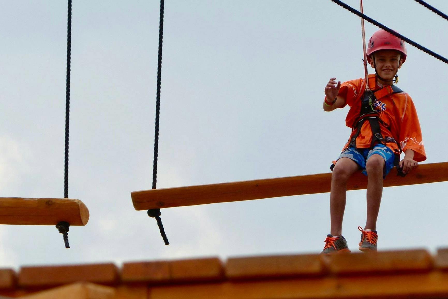 边缘高空滑索和探险