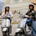 Piazza Santa Maria Novella με 2 κορίτσια σε ξενάγηση στη Vespa