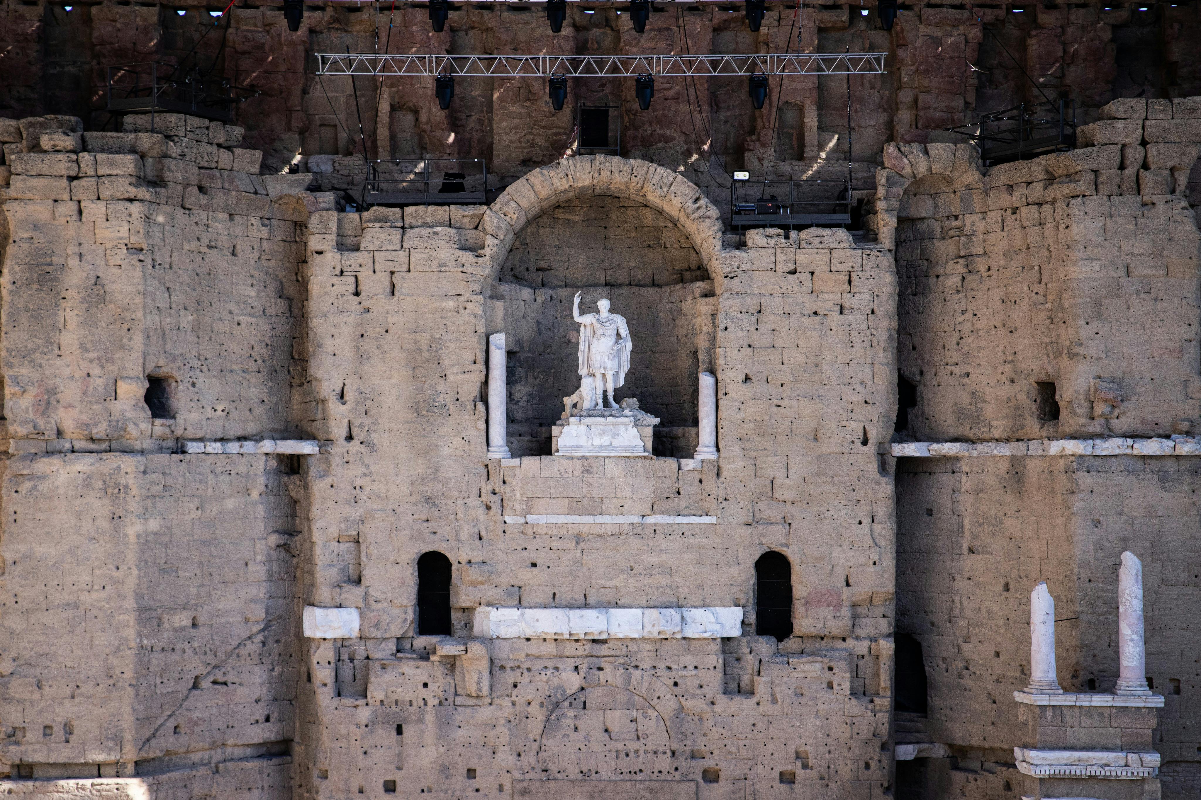 Théâtre Antique d'Orange vděčí za svou proslulost jevištní stěně, která je nejzachovalejší v západním světě.