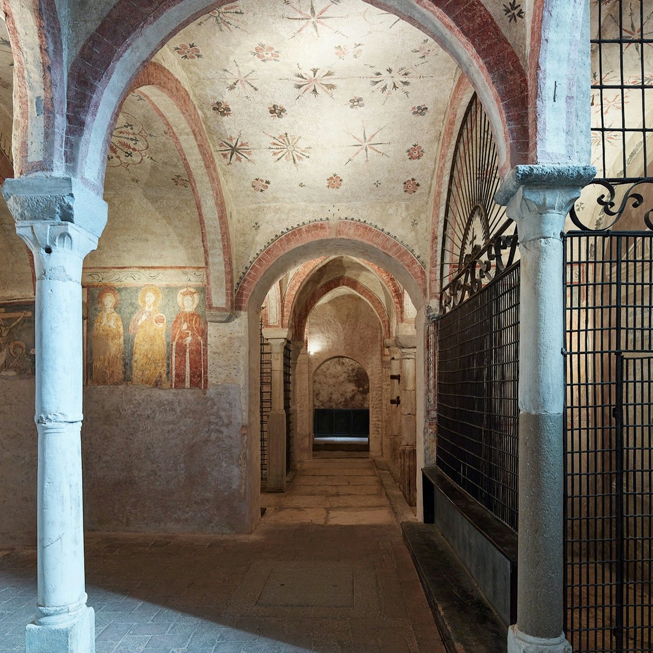 Entrada a la Cripta de San Sepolcro - Alojamientos en Milán