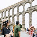 Turist foran akvædukten i Segovia