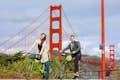 Twee ruiters genieten van de Golden Gate Bridge