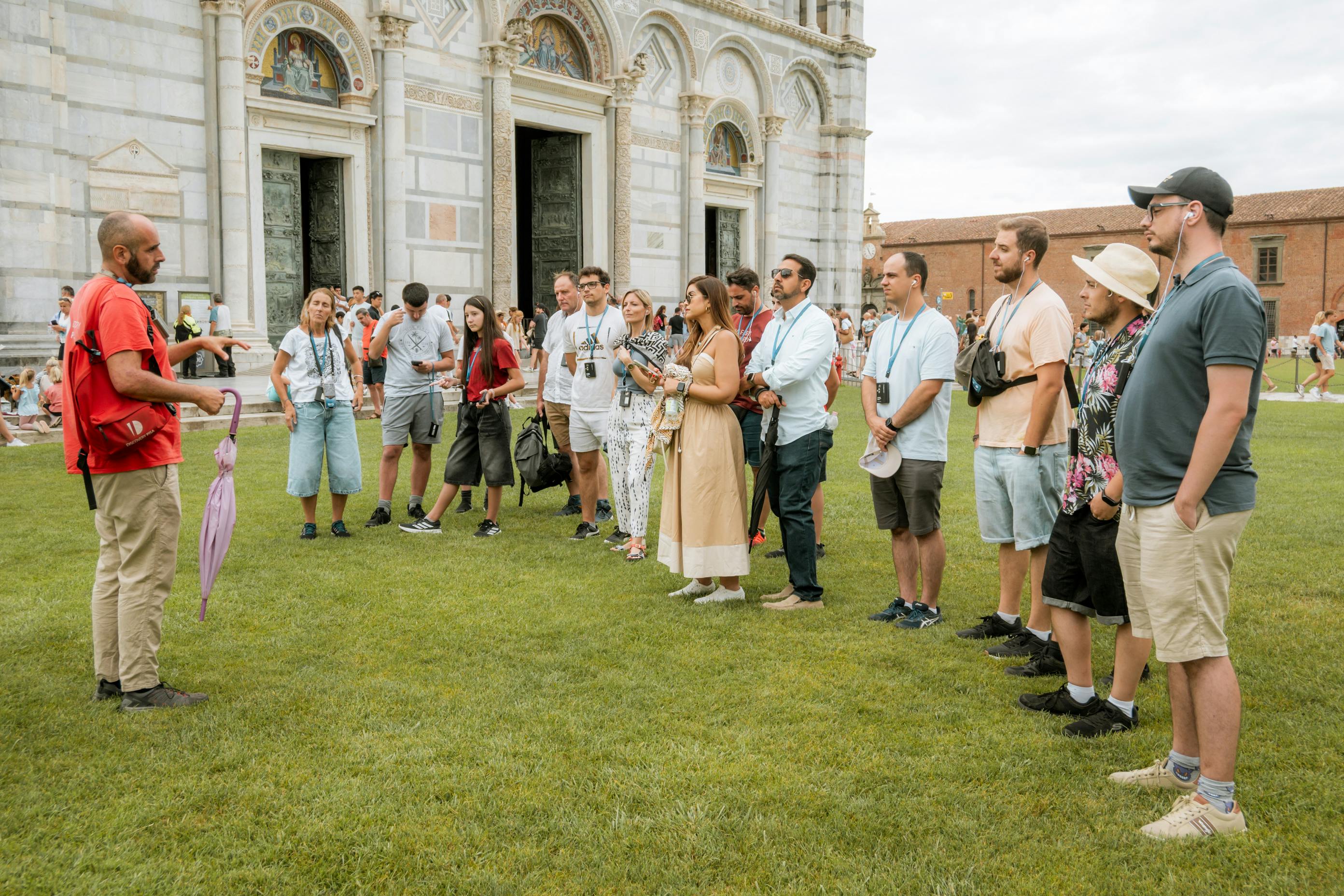 暖かく照らされた室内環境で、「デル」と「缶」の彫刻が施された木製のベンチに座って、何かを注意深く見ている3人。