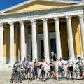 Grupa osób z rowerem przy Narodowym Ogrodzie Aten.