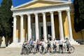 Groep mensen met fiets bij de Nationale Tuin van Athene.