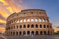 Facciata del Colosseo illuminata dal tramonto;