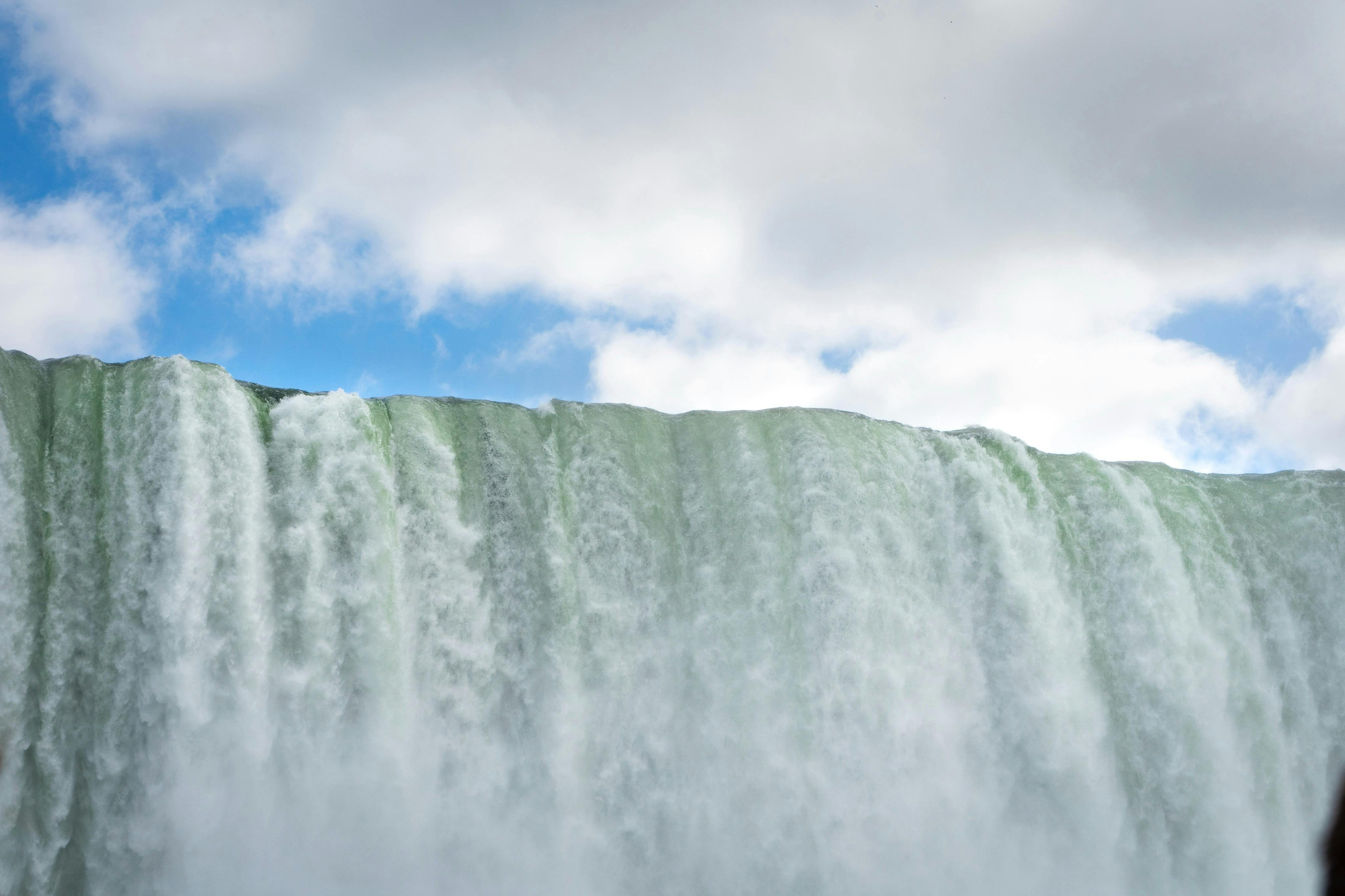 站在离地球上最大的水流只有几英尺远的地方!