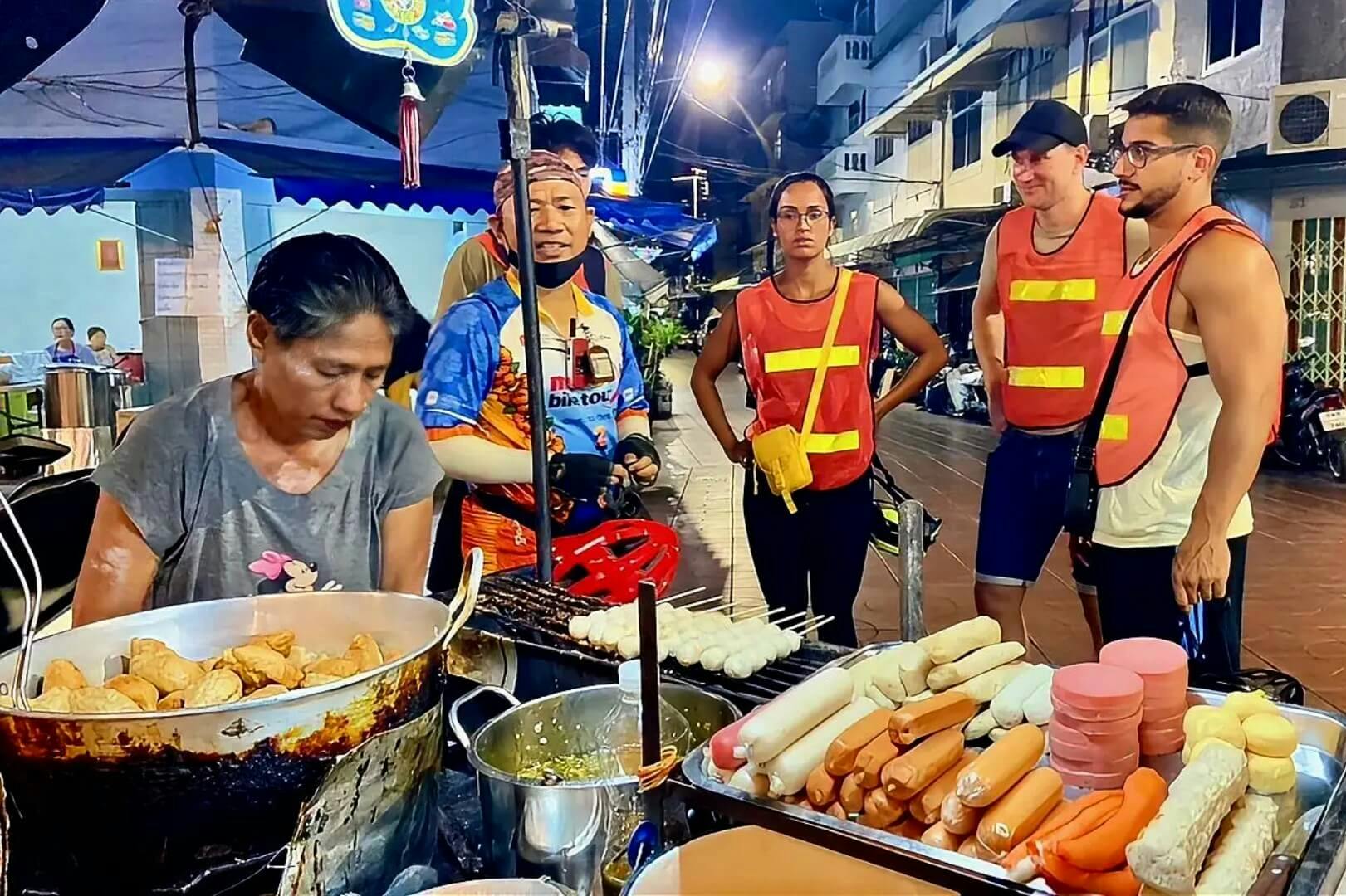 Bangkok: Small Group Guided Night Bike Tour + Dinner 4