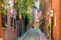 Odwiedź Acorn Street, najsłynniejszą XVIII-wieczną brukowaną uliczkę w Bostonie.