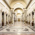 Pusty korytarz Muzeów Watykańskich