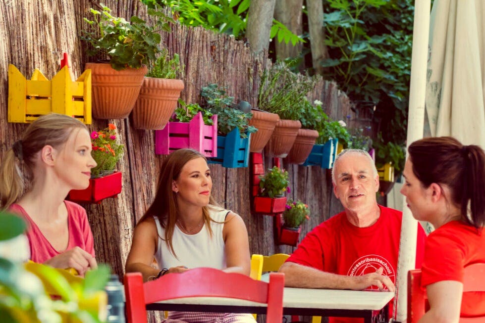 在雅典发现希腊美食的团体