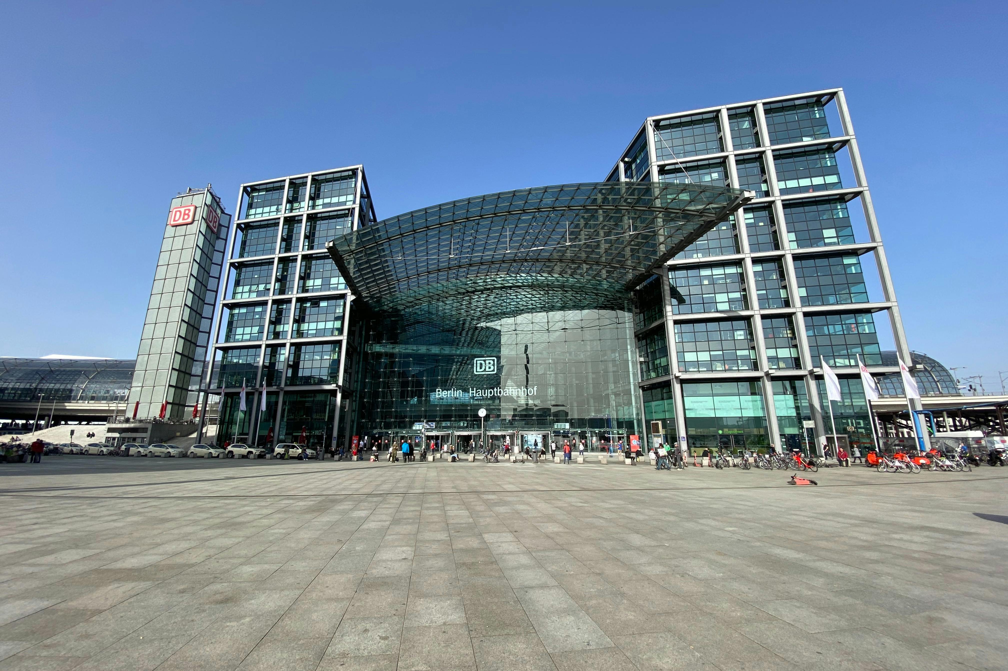 华盛顿广场 集合点。寻找蓝色的雨伞。