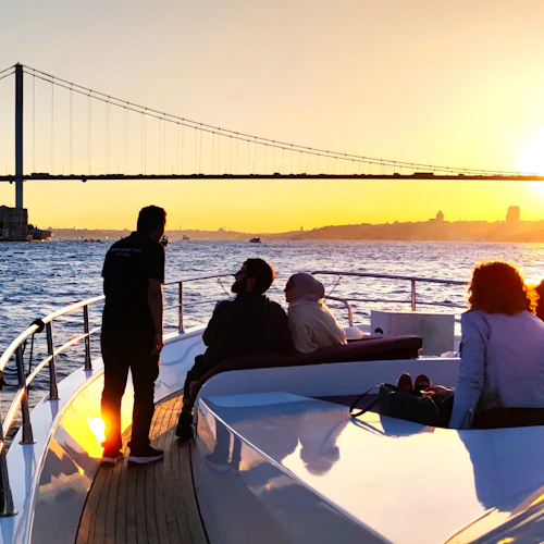 Istambul: cruzeiro de iate ao pôr do sol no Bósforo com lanches - Photo 3