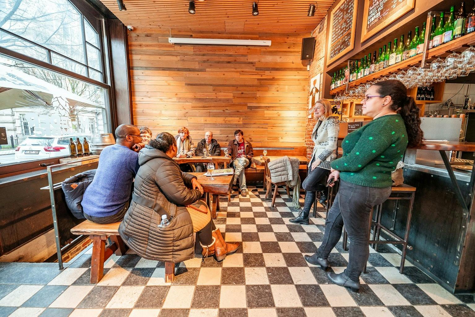 Zákazníci a průvodce sedící spolu