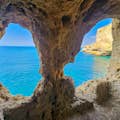 Vista del interior de la Cueva de las Muñecas en Algar Seco con Bellezas del Algarve
