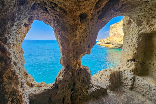 ベナジル洞窟、マリーニャビーチ、アルガルセコ：ファロ発ガイド付きツアー (即日発券)