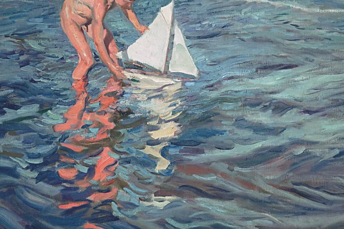 Dítě hrající si s plachetnicí v mělké vodě. Scéna je zobrazena v malířském stylu s živými barvami.