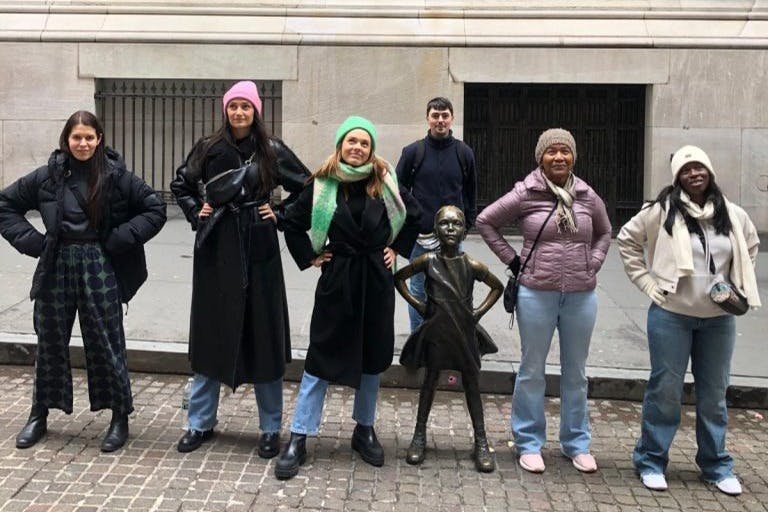 纽约热门景点之旅和无所畏惧的女孩